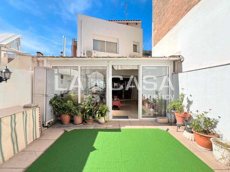 Foto b32d85a8-8c46-4362-8aab-91a50a29f171. Casa amb calefacció a Progrés - Pep Ventura Badalona