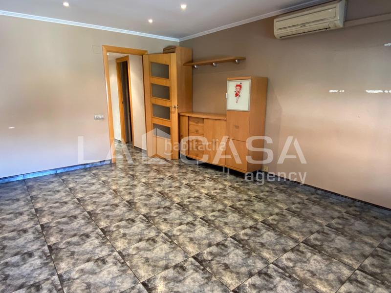 Foto 8bb13441-11c7-4fbb-9bb0-d5cc1f90b26d. Piso en Singuerlín Santa Coloma de Gramenet