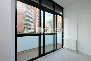 Pis a Turó de la Peira. El piso cuenta con 2 habitaciones y 2 baños completos, ofreciend