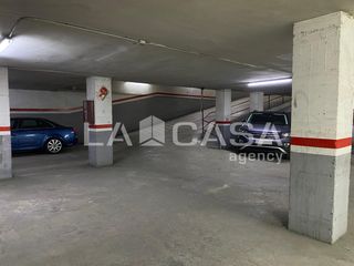 Autoparkplatz in Centre. Plaza de parking en el centro!