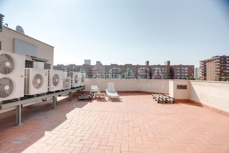 Foto 52317bd9-1a6b-4a29-b11f-2e981885cbbc. Pis amb aparcament piscina a El Clot Barcelona