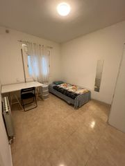 Pis a Collblanc. Gran piso de 133 m2 con 9 dormitorios y 4 baños en 2ª planta  ex