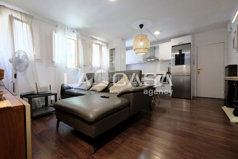Foto 1ae75ebb-1de0-4fc1-b3ca-9224de14f4d4. Pis amb calefacció a Montbau Barcelona