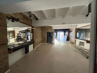 Local Comercial a La Gavarra. Local comercial diáfano de 96 m2 con terraza  disponible en alqu