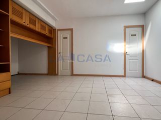 Oficina en Sagrada Família. Exclusiva oficina de 600 m2 con gran potencial en calle valència