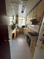 Pis a Castell-Poble Vell. Amplios y luminosos 86 m2 en primera planta con 3 dormitorios