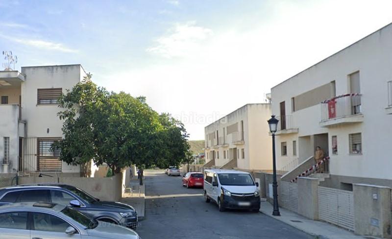 Foto ec28df74-7bb7-42f8-a337-d1031b33a7e0. Casa aparellada amb aparcament a Palma del Condado (La)