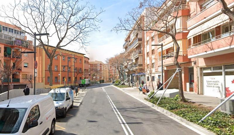 Foto a07c86ba-be7f-4804-b66e-8ce218c8fd7a. Casa pareada casa en calle llobera en Torre Baró Barcelona