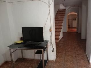 Casa aparellada  Estrecha. Casa en calle estrecha
