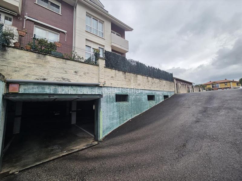 Foto aec56434-8386-4ee7-b13e-918542b2978e. Parking voiture dans Marina de Cudeyo