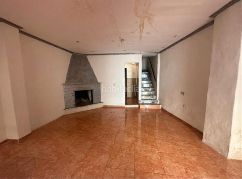 Foto f1f9dfbe-ae6a-4a1b-abd4-8ae5ea7fc7af. Casa aparellada a Centro Elda