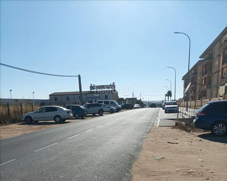 Foto 811356fb-ebd6-4cf0-8b61-68d1784cb9a4. Piso  en avenida de la constitución en Lepe