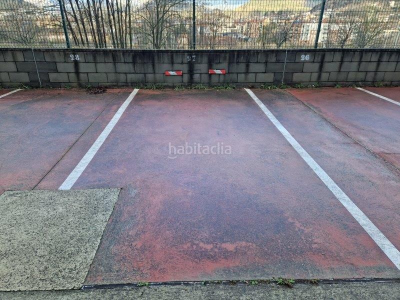 Foto df22b09b-fe51-4258-9b24-d0ee43c89012. Aparcament cotxe a Olot