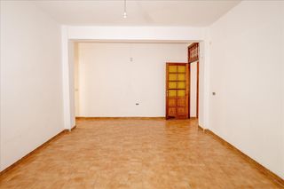 Planta baixa  Legazpi. Piso en calle legazpi