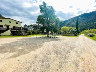 Terreny residencial a Albanyà. Terreno urbano de 856 m2 ubicado en albanyà