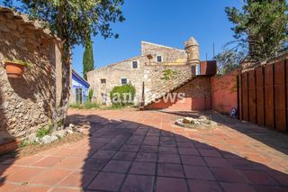 Masia a Riells. Gran masia ubicada en lescala costa brava