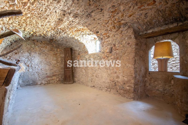 Foto 5aa7bb21-c3cc-4d1a-8c95-ad00e5073885. Masia a Riells Escala (L´)