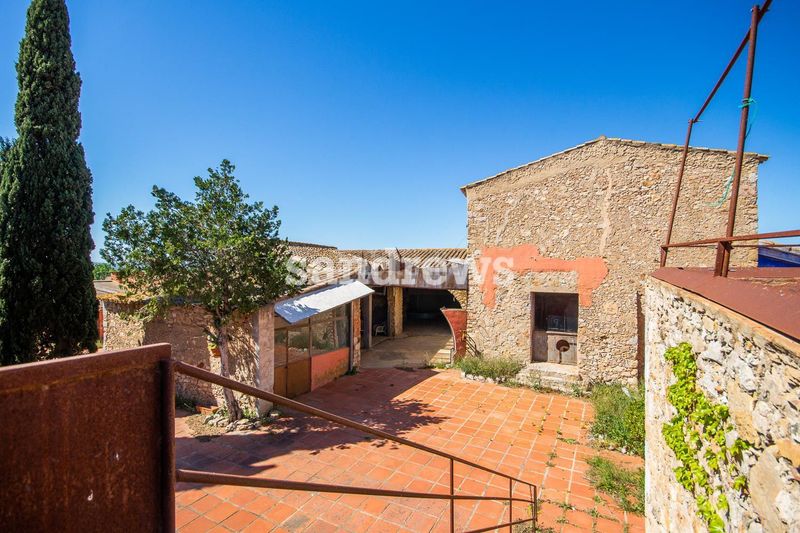 Foto f236df7f-a969-4b3d-a59c-4d65fae4e451. Masia a Riells Escala (L´)