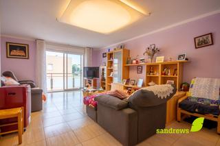 Zweistckige Wohnung in Parc Bosc-Castell. ticodplex centrico