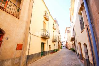 Casa en Bàscara. Edificio en venta con gran potencial de inversión en el centro d
