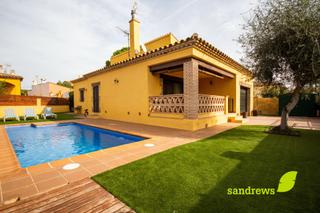 Casa a Sant Miquel de Fluvià. Excelente casa con jardín y piscina
