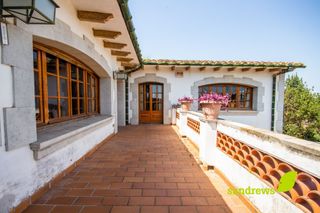 Casa adossada a Ordis. Casa de pueblo con encanto en ordis  jard�n privado y piscina cu