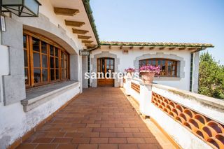 Casa adossada a Ordis. Casa de pueblo con encanto en ordis  jard�n privado y piscina cu