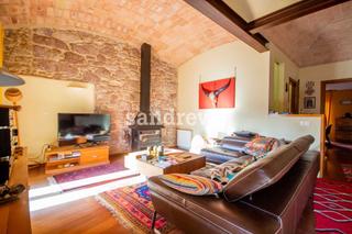 Casa adossada a Darnius. Casa de piedra en con piscina en el pueblo de darnius