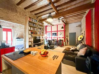 Etagenwohnung in Eixample-Horta Capallera. Piso tipo loft en venta en el centro de figueres, con chimenea y