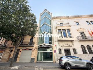 Location Édifice à Centre. Edificio en alquiler en el centro de figueres, 5 plantas con asc