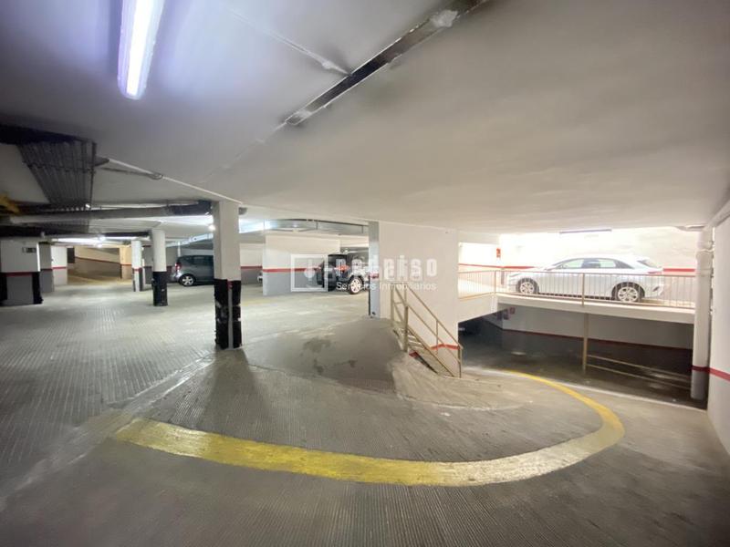 Foto 4281cdca-57a0-4240-9129-e199ab85b3eb. Parking coche plaza de garaje en calle viladomat en Barcelona