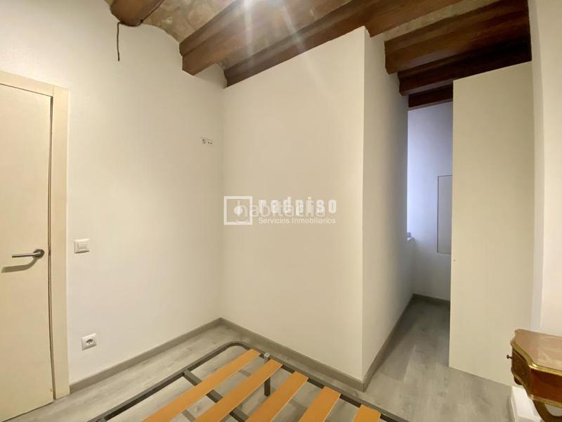 Foto 39b541a8-eff7-432e-872d-2be9c865ec7d. Pis a Raval Barcelona