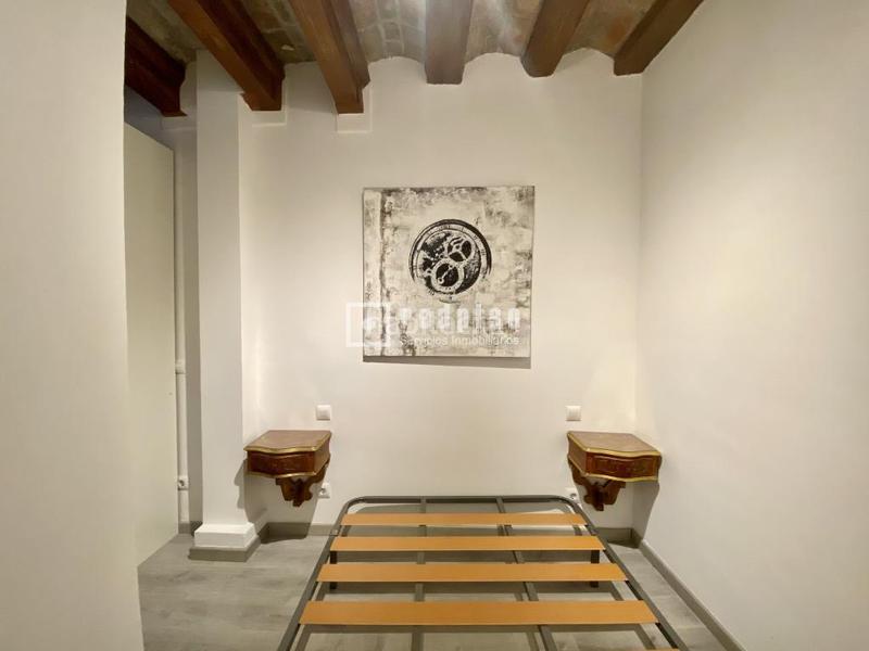 Foto 4f162234-c16e-4632-ae78-aeb4fc37d7d4. Pis a Raval Barcelona