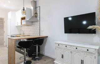 Local Comercial  Ronda del guinardo. Elegancia minimalista a 3 minutos del metro alfons x, rodeado de