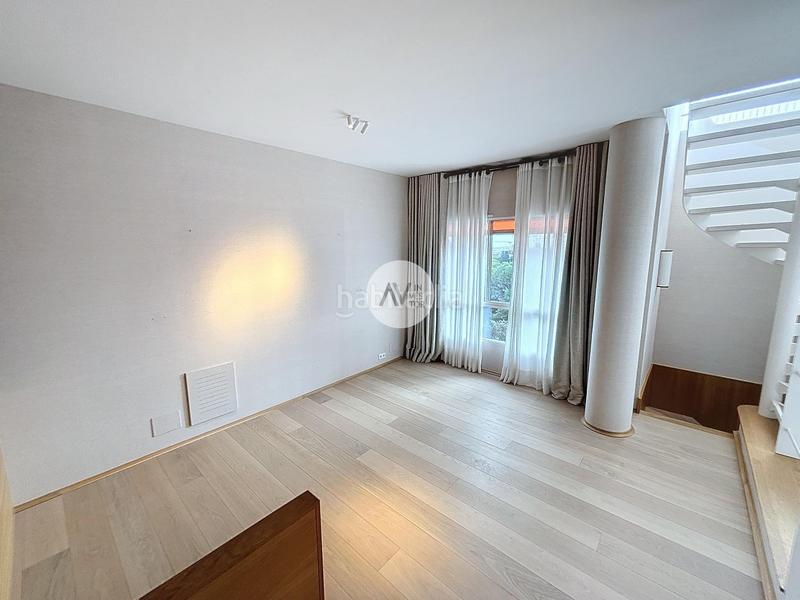 Foto d55bbb9f-c94b-43cc-9f39-8e865cc86de7. Location attique avec chauffage parking piscine dans Barcelona