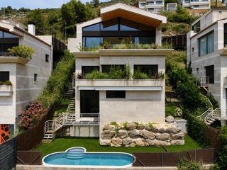 Casa  Avenida garrofers. Villa reformada con piscina, ascensor y vistas al mar en quint m