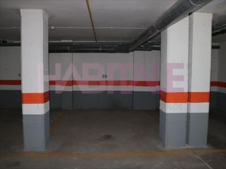 Autoparkplatz in Parc Central. Plaza de parking en parc central