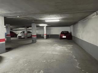 Parking voiture à Zona Avenida al Vedat. Plaza de plaza de garaje para coche pequeño en avda al vedat de