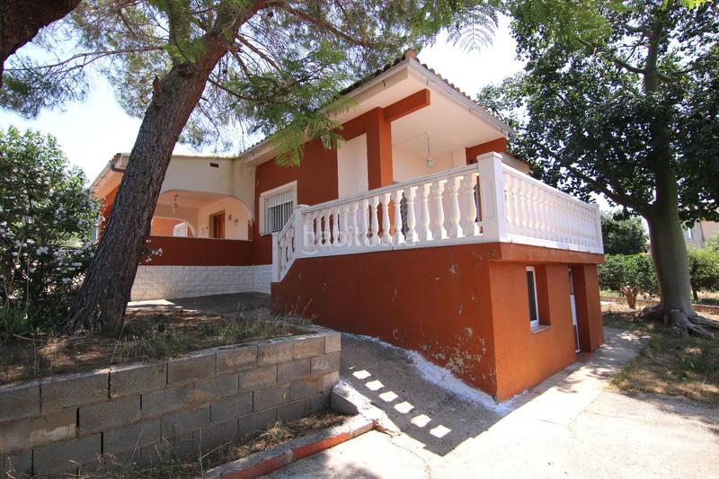 Foto 117465ed-37b9-4d6f-b066-0ffad2f56f1e. Casa chalet independiente en montserratdescubre tu nuevo hogar en este magnífico chalet urbano, con una parcela de 1.400m2 y 167m2 cons en Monserrat