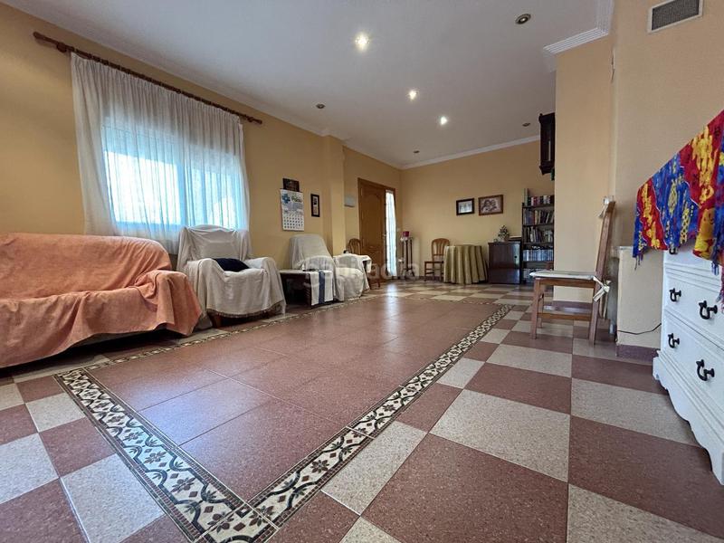 Foto 281b304e-e10f-4d99-95ba-63f2091a9604. Casa chalet independiente en montserratdescubre tu nuevo hogar en este magnífico chalet urbano, con una parcela de 1.400m2 y 167m2 cons en Monserrat