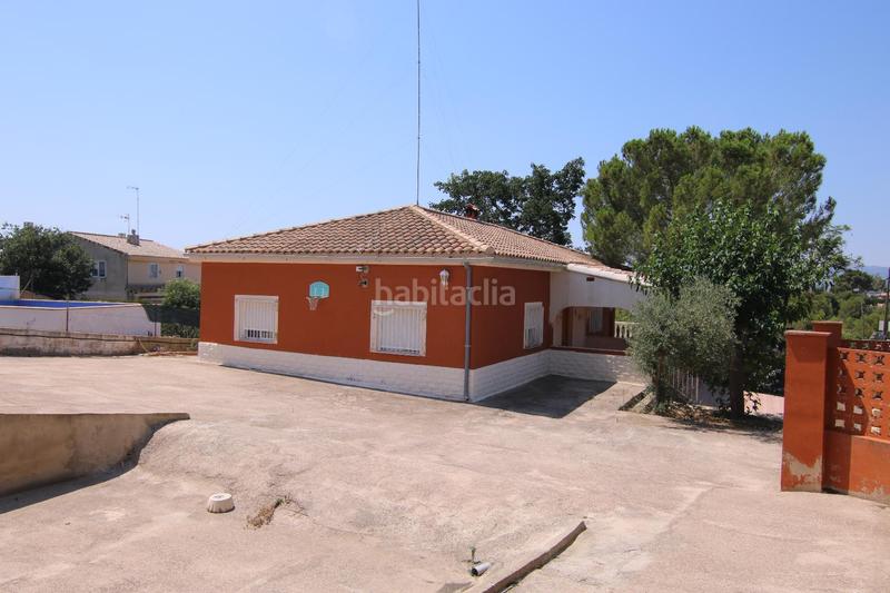 Foto 37cc7ffe-51a5-44fd-b0f3-5d7f66404838. Casa chalet independiente en montserratdescubre tu nuevo hogar en este magnífico chalet urbano, con una parcela de 1.400m2 y 167m2 cons en Monserrat