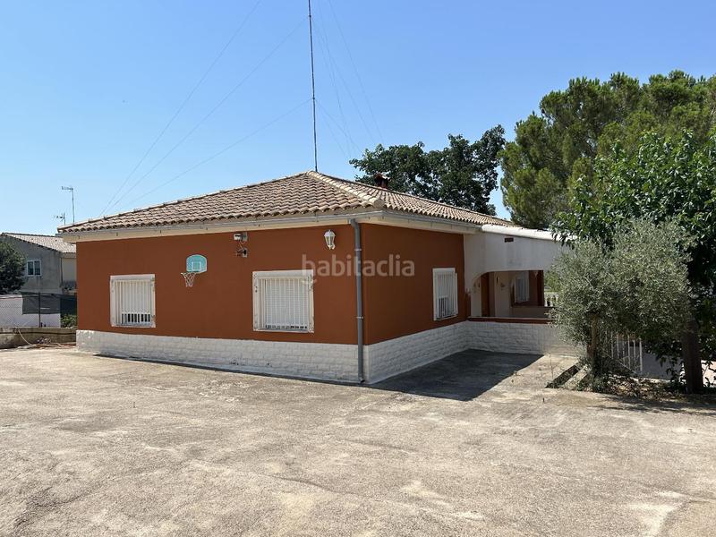 Foto 5d767a2c-b0d8-478b-975e-f97da4ef4d81. Casa chalet independiente en montserratdescubre tu nuevo hogar en este magnífico chalet urbano, con una parcela de 1.400m2 y 167m2 cons en Monserrat