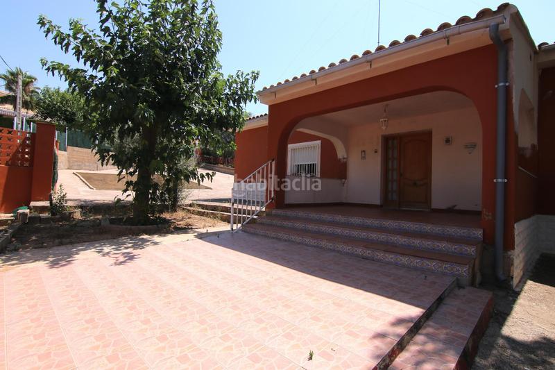 Foto 9fb08aa0-41fa-48b9-a686-2b4b0313d58f. Casa chalet independiente en montserratdescubre tu nuevo hogar en este magnífico chalet urbano, con una parcela de 1.400m2 y 167m2 cons en Monserrat