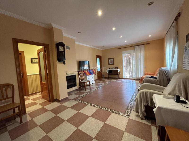 Foto a6943aa8-77e7-4c5e-86c5-2fb34edce9a4. Casa chalet independiente en montserratdescubre tu nuevo hogar en este magnífico chalet urbano, con una parcela de 1.400m2 y 167m2 cons en Monserrat