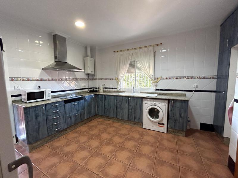 Foto fd619a3b-ebe4-4b98-8edd-fa6882836e23. Casa chalet independiente en montserratdescubre tu nuevo hogar en este magnífico chalet urbano, con una parcela de 1.400m2 y 167m2 cons en Monserrat