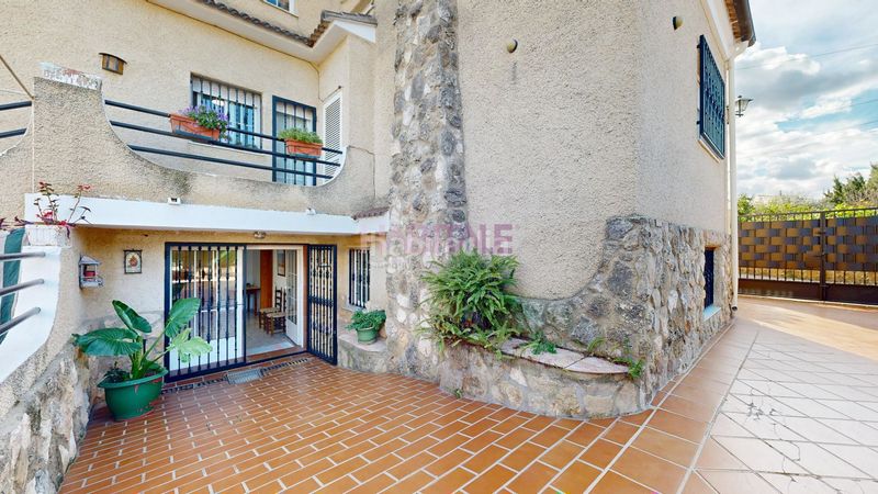 Foto 33682d85-00fb-450a-83fa-f0994335f803. Casa amb piscina a Monserrat