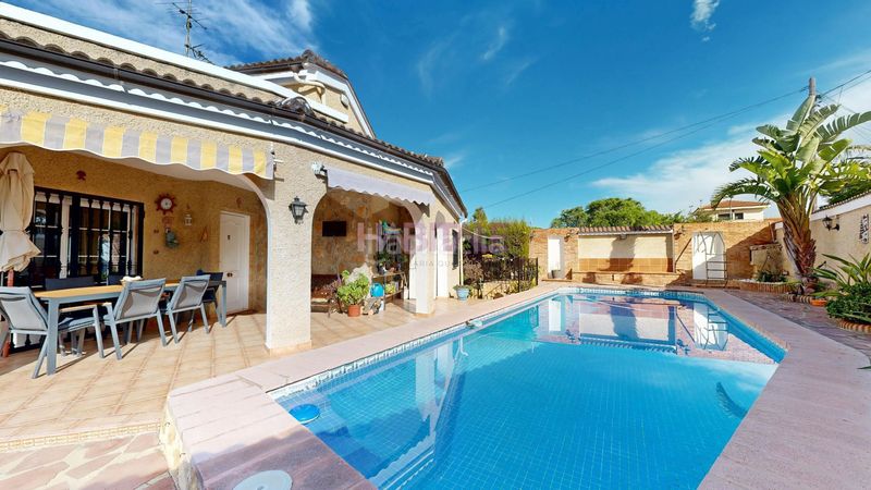 Foto a100aa9e-072a-43db-bdb4-9701784bdec1. Casa amb piscina a Monserrat