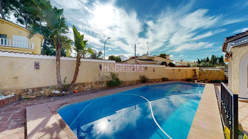 Foto c08abbef-4c36-4f5a-b253-ceb309bcffe5. Casa amb piscina a Monserrat