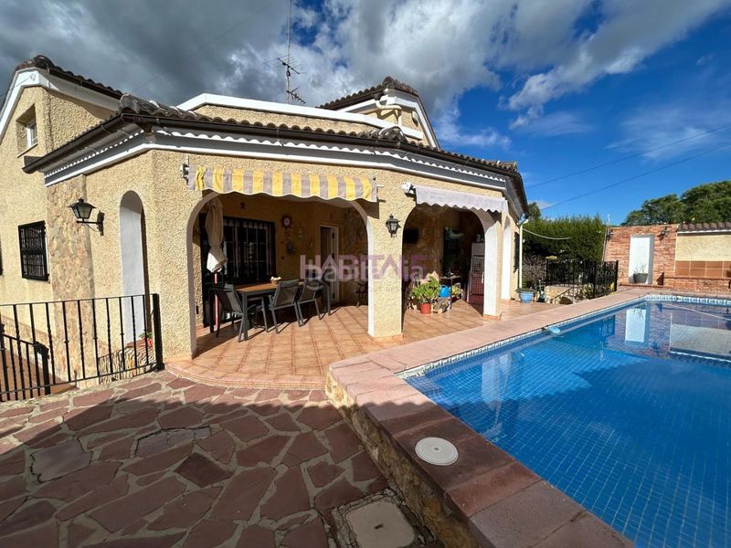 Foto d2dcb828-16e4-4781-8306-39076a55fc08. Casa amb piscina a Monserrat