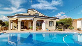 Maison à Monserrat. Chalet con piscina en urb colinas de venta cabrera en montserrat